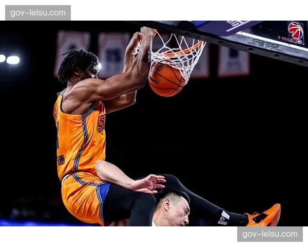 上海队怀特塞德14分26篮板4盖帽 内线统治力碾压广东